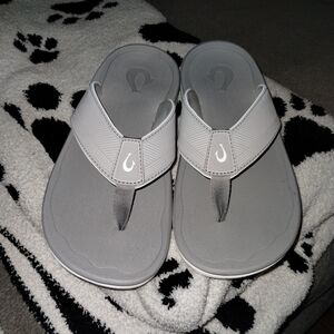 OluKai Men's Gray Flip-Flops Sandals